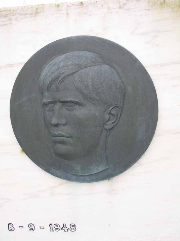 Herdenkingsplaat Jean Pierre  MonserÃ©
Het orgelpunt van heel de rit: de herdenkingsplaats voor Jean Pierre op de plek van het fatale ongeluk op 15 maart 1971 in Lille.
Keywords: Monsere