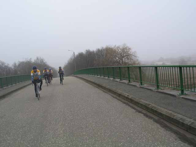 Koen eerst boven.
De bruggen over de E313 en E34 zijn de enige "hellingen" op het parcours.  Dus ook de enige plaats waar de krachtverhoudingen echt boven komen.
