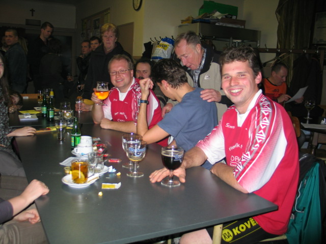 Mottebollen genieten na
Bart en Gunther genieten na van de VoR met een welverdiende trappist en duvel.
