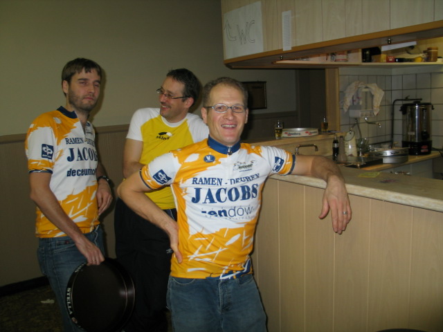 Goedgemutste Johan
Eindelijk wordt onze fotograaf zelf eens gefotografeerd en dan nog wel aan den toog. Terwijl Raf achter hem nog een klapke staat te doen met snelste renner Chris Heylen.
