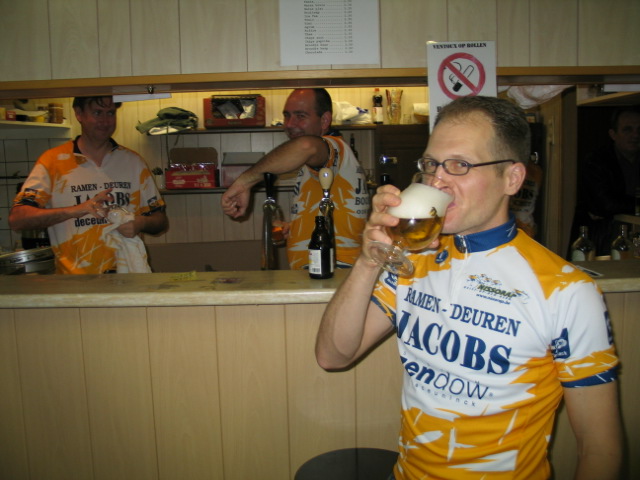 Pas op Johan
Pas toch op Johan, Duvel is een straf bier! Spijtig dat hij niet luisterde ...
In de achtergrond staan twee barmannen te genieten van de rust na een avondje van katoen geven achter de toog.

