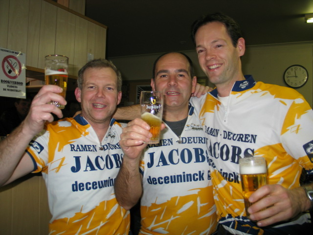 Cheers !!!
Het is nog vroeg maar de pinten beginnen duidelijk al hun effect te hebben.
