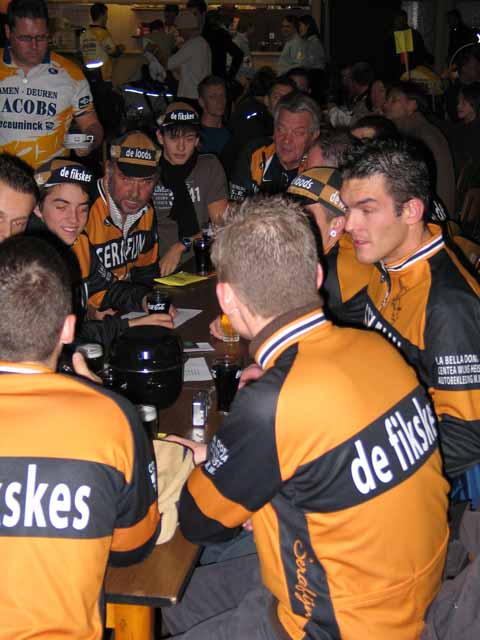 Fikskes in overleg
Voor de start van de koers overleggen de Fikskes nog even over de juiste tactiek.
