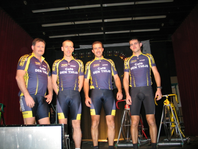 Larum Fietst
Ploegvoorstelling voor de proloog.
