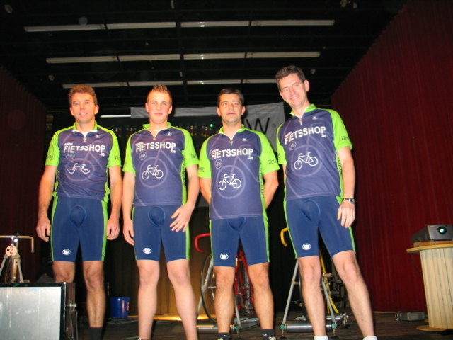 Fietsshop Racers
Ploegvoorstelling voor de proloog.
