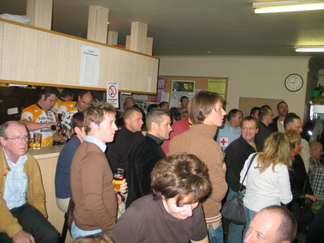 Toog om 4 na 9.
Volgends de organisatie een 150 aanwezigen volgens de rijkswacht 99.
