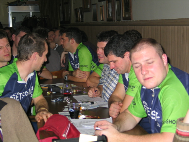 Fietsshoppers verenigd
Samen aan een tafel zaten ze wel de Racers en de Bikers maar er was toch serieuse rivaliteit tussen deze twee fietsshop ploegen.
