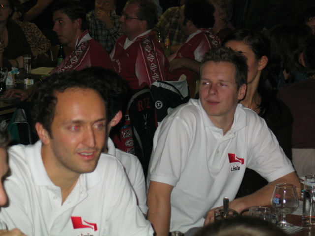 Lisis alpha aan tafel
De Lisis jongens hielden nauwgezet hun ex-collega Koen in de gaten om te kijken of ze hem niet konden betrappen op een bug in onze scorebord programmatuur. En hebben ze iets gevonden?
