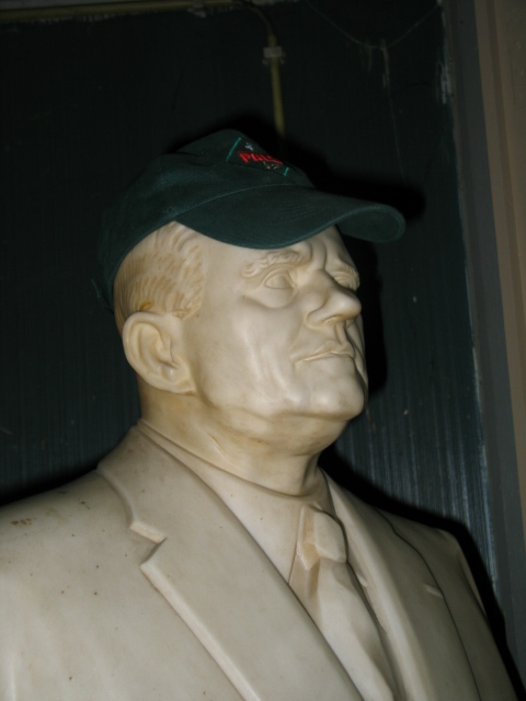 Zaalwachter
Wie helpt me om de juiste naam van deze kerel eens te achterhalen?
