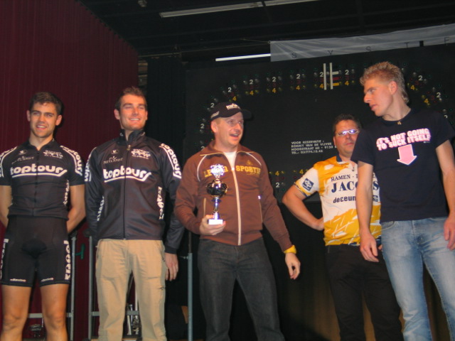 Podium 2
Net als vorig jaar strandt Knoet Cycling Team 1 op een tweede plaats.
Volgend jaar toch die eerste plaats Stef, misschien eens polsen bij jullie prof-supporter?
