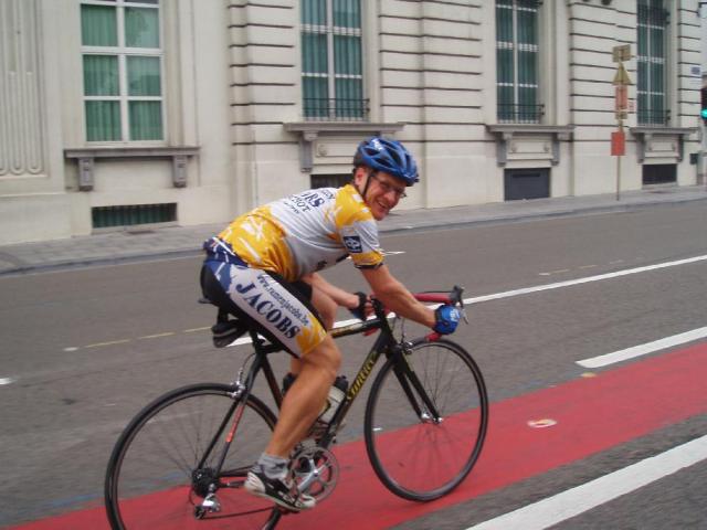 Rit naar verkeersvrij Brussel 4
Johan flanerend door de straten van Brussel.
