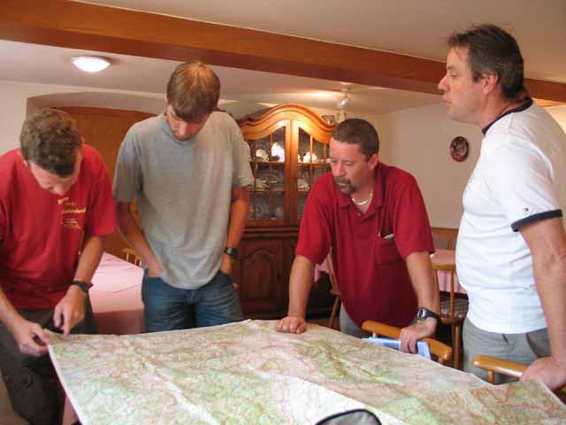 Where do we go?
Pit maakt aan Raf en Bert zijn uitgekiende plannen duidelijk, Herman denkt er het zijne van.
