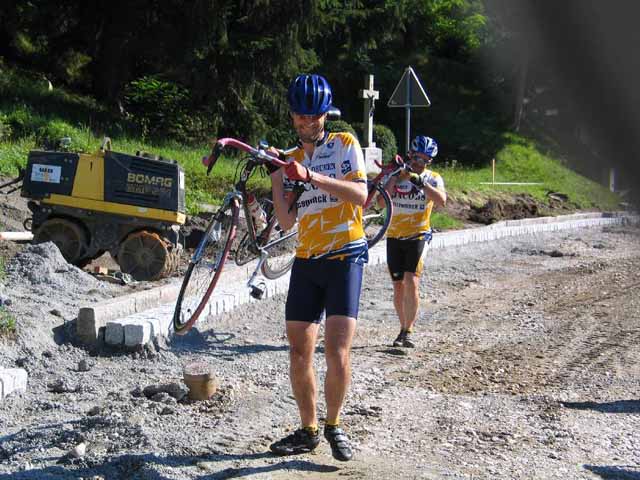 Eerste veldrit van het seizoen
Het vertrouwen in Pit was onterecht, en traditie getrouw moeten we ook tijdens dit fietsweekend de fiets dragen.
