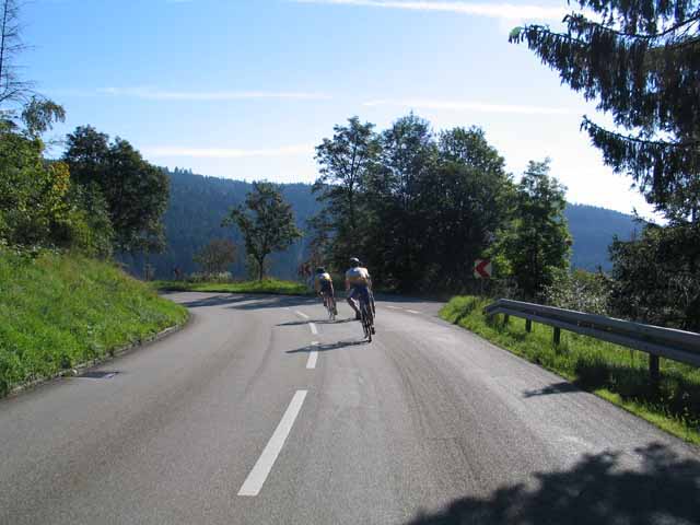 Afdaling naar Neustadt
De vierde rit begon ook onder een straal blauwe hemel. Hier in volle afdaling richting Neustadt. 
