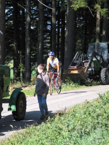 Bert overleeft aanval.
Hilariteit op de top.  Onverbiddelijk werd vlak voor Berts neus een boom over de weg gelegd.  Er bleef maar een oplossing over, fiets op de schouder en door het bos...
Keywords: Bert boom