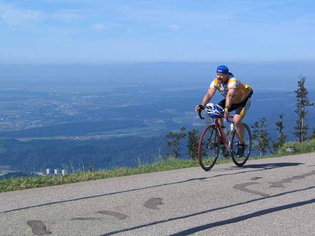 Bert on the edge
En daar doe je het dan voor, 11 km afzien om boven te poseren voor een foto met als achtergrond de Rijn-vallei.
