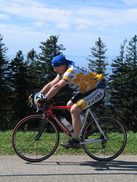 Bert hangt de helm aan de fiets
Oef, het zit er op, de laatste van de drie grote beklimmingen van het weekend is overwonnen.
