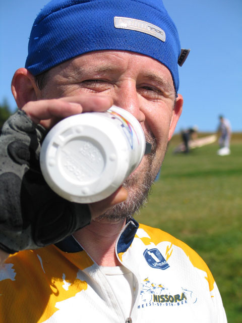 Bert aan de fles
Enkele minuten later ziet het er allemaal terug veel beter uit, al zien we hier natuurlijk meer fles dan Bert.
