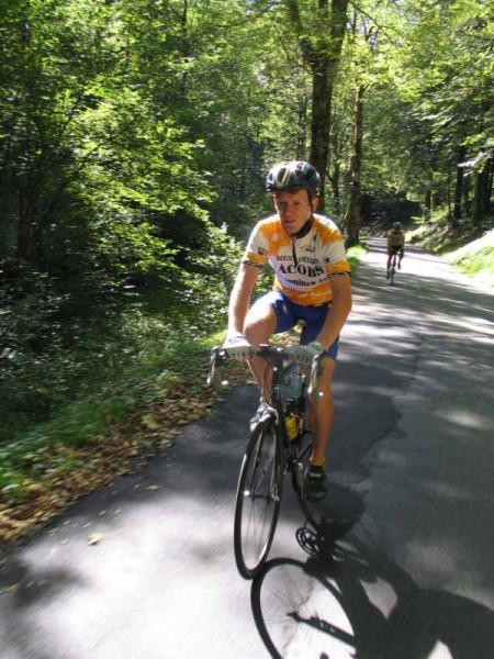 Junge, komm bald wieder nach Lenzkirch.
En toch blijven die afdalingen niet eeuwig duren. Langs een verkeersarm weggetje klimmen we terug richting Lenzkirch.
