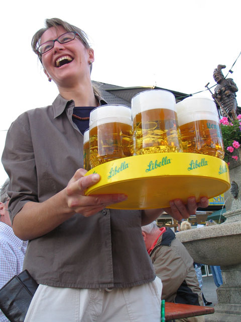 Drink, drink, bruderlein, drink ...
... en daarmee zat de laatste fietsdag er op. En die pijn moest met bier verzacht worden... en overwinningen moesten gevierd worden... Redenen genoeg dus om er eens goed in te vliegen.
