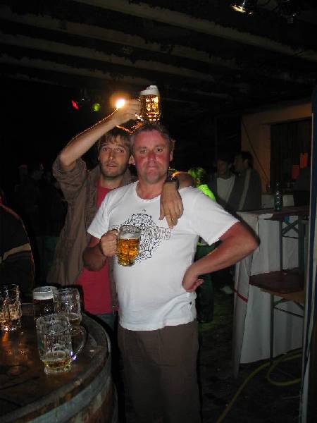 Fotogeniek
Herman gekroond met een pint bier, daar heeft hij geen problemen mee!
