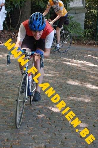 Rafke kijkt.
Raf had blijkbaar nog wat poeier over in zijn benen, want hij heeft hier nog rustig de tijd om achteruit te kijken...
Keywords: Rafke
