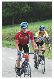 La Redoute in goed gezelschap 1
Johan en Raf fietsten TBT in gezelschap van 5 Funbikers uit Vlimmeren. Davy (hier bij op de foto) was hun beste klimmer maar kwam toch nog wat tekort tegenover Raf en zeker tegenover Johan.
Hij begon graag snel aan de hellingen maar viel dan terug en kwam dan steeds als derde boven.

