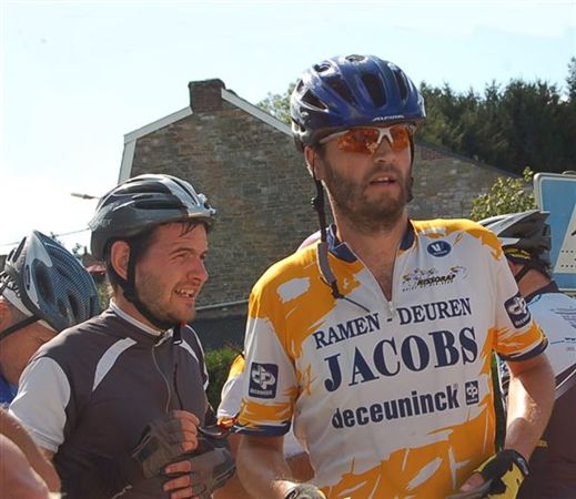 Jef en Raf aan tweede controle
Nadat Pit op de helling na Poulseur een heel peloton aan flarden reed, komt de bevoorrading boven op de helling goed van pas.
Keywords: Willy Vannitsen Classic VWB-semiklassieker