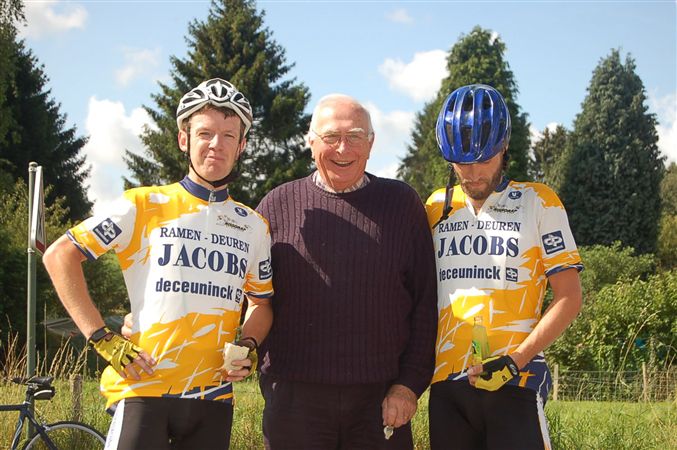... komt bij ons op de foto staan!
Uiteindelijk kreeg de fotograaf hem zover dat hij met ons poseerde!
Keywords: Willy Vannitsen Classic VWB-semiklassieker