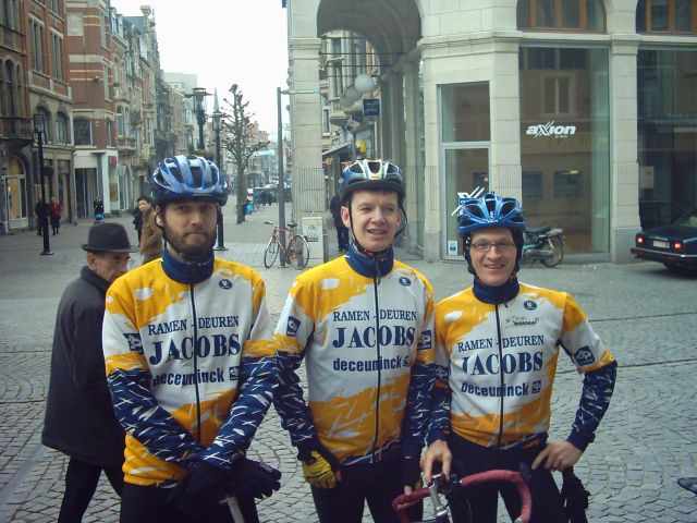 Fiere Boodschappers
Even fier poseren voor het nageslacht ! Jaja, Johan, daar zou de rest van de rit nog geregeld mee gedold worden. Let ook op de kranige tachtiger achter Raf die oog had voor de even 'kranige' Merckx-fiets van Raf, en geinteresseerd kwam vragen wat dat vehikel nog mocht kosten. Hilariteit alom omdat Raf hem bijna weggaf ! Maar de veteraan had al 3 degelijke fietsen en deed er nog elke week zijn korte ritjes mee. Proficiat ook!

