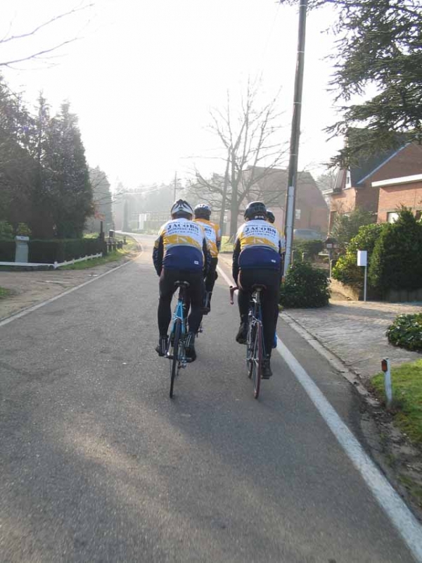 Fre trekt kop.
Na enig getwijfel naar waar ons de toer moet leiden, neemt Fre het initiatief en zet zijn GPS in werking.  Normaal kruisen we in de Hollestraat een gehaaste Pit die om 6 na 9 richting Don spurt.  Maar vandaag was hij iets vroeger, en kon hij gewoon mee starten.
