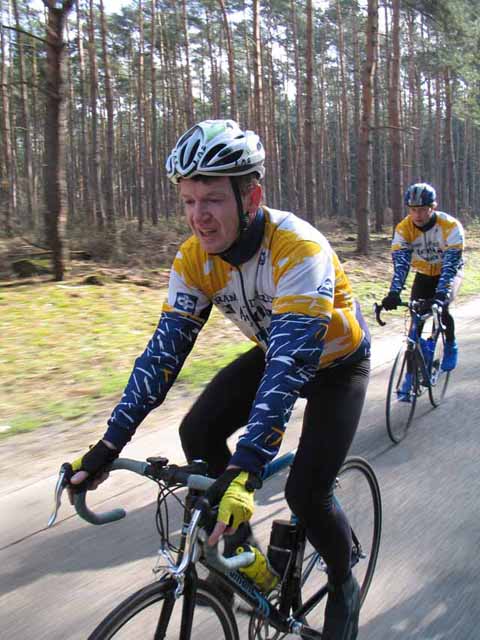 Pit pronkt.
Luc stoeft hier met zijn splinternieuwe-door-Di-Luca-gesigneerde fietshelm. Vorig weekend was hij samen met 2 andere VWB-goudzoekers naar het VWB-feest geweest.  En hij kaapte op de tombole er met zijn bescheiden bronzen medaille wel een sjieke weg!
Keywords: Di Luca