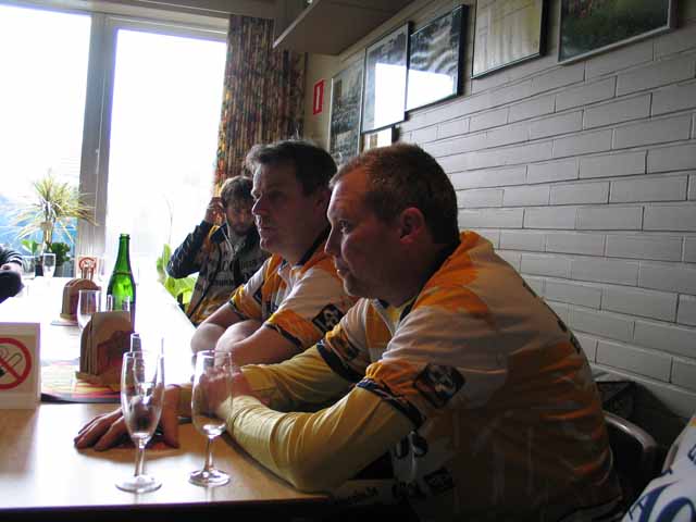 Schrik voor de start.
Herman en Johny zoeken bij elkaar steun om de openingsrit aan te vatten.  Op de achtergrond zien we Raf, met een natte haarbos. Hij heeft samen met Eddy al karakter getoond en de traditie van het "los-rij-ritje" staande gehouden
