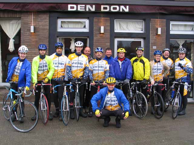 Clubfoto 2007.
Traditie getrouw wordt op de openingsrit de nieuwe groepsfoto van het seizoen genomen. Dit maal maar dertien aanwezige, waarvan 11 fietsers. De rest was blijkbaar afgeschrikt door enkele vroege druppels regen.
