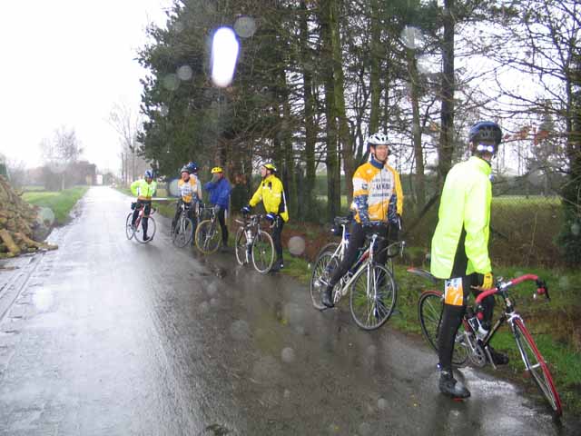 Schuilen voor de hagel
Onderweg in de buurt van de Wimpelhoeve kregen we de eerste hagelbui in onze nek.  Schuilen leek de beste oplossing.  En daarna terug zo snel mogelijk naar huis! (= waar mijn Jupiler staat.)
