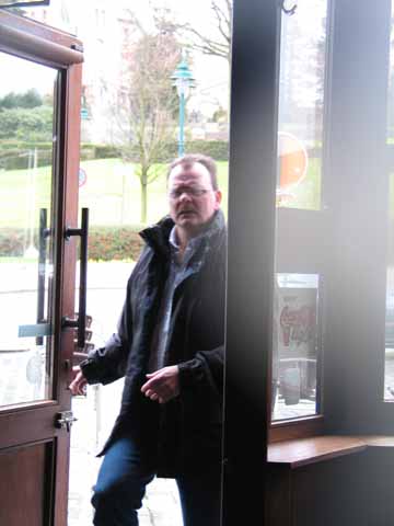 Le Hans nouveau est arrivÃ©
Hans was na de rit geen mens meer, en kroop eerst thuis onder de douche. Wat een mens al niet nodig heeft om er terug boven op te komen.

