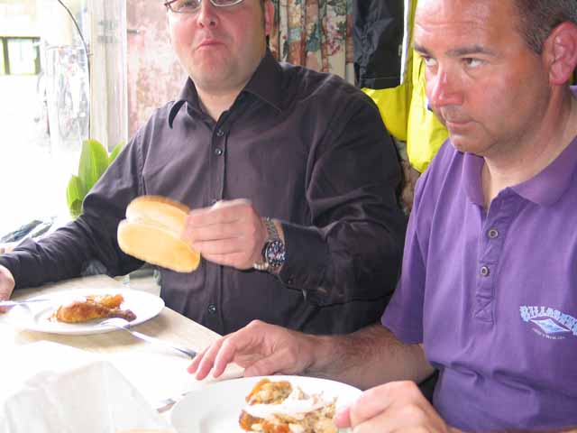 Echte boterhammen naast glazen boterhammen.
Proef ondervindelijk is gebleken dat kip met boterhammen de uitgelezen menu is voor de openingsrit.  Danny geniet er merkelijk van na een weekje Wienerschintsels in Oostenrijk.
