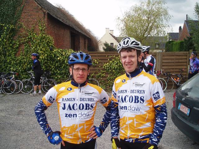 Dikke vrienden bis
De voetballers van Bikkembergs zijn er niks tegen, als je ziet hoe mooi Johan en Pit de nieuwe vestjes presenteren.
Keywords: rvv bwb