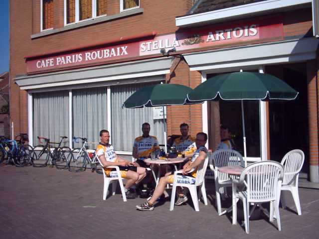 Na de Hel even terrassen
Even verfrissen bij cafe Parijs-Roubaix van wijlen een oud-winnaar. Het lag niet op de voorziene route, maar Koen vond het toepasselijker om daarvoor even een lusje bij te breien aan het parcours. Vanwege het tempo op de kasseien (Johan eerst en uiteindelijk, toch, ook Fre) zijn we daar niet aan de poseer-foto toegekomen. Bij een volgende gelegenheid misschien eens.  
