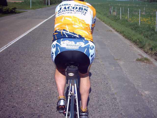 Clublogo breedvoerig in beeld
Raf smeekte om eens een foto van ons clublogo op de kledij te nemen. Koen was mannequin van dienst. Bekijk bij gelegenheid ook de atleet achter het logo: zijn kuiten, zijn dijen, imposante rug en kleerkast van een borstkas, aheum !-)


