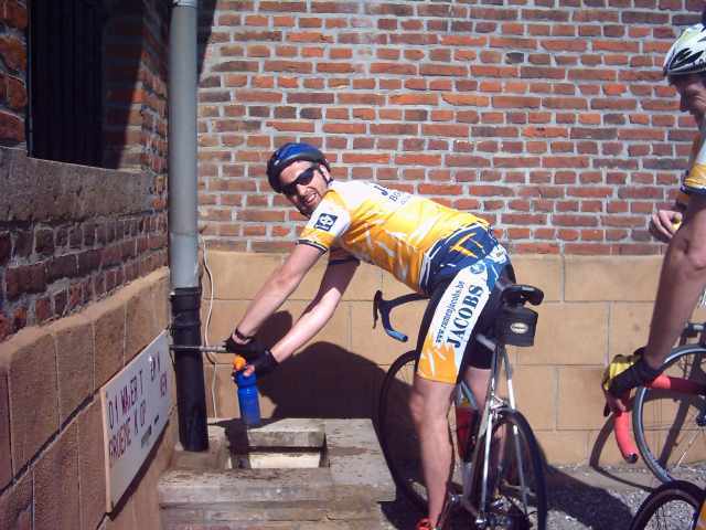 Even bijtanken 2
Als de drinkebusjes na een Hageland-rit bijna leeg zijn, kan je altijd terecht aan de kerk van Gelrode. Vlak aan de straatkant is daar een automatisch kraantje met fris drinkwater.
Wie de fotos van de VWB-RVV van 2005 gezien heeft, weet waarom we de 2 aan de titel hebben toegevoegd bij deze foto van Koen. [url=http://www.nissorap.be/fotoalbum/displayimage.php?album=113&pos=4]Hier[/url] de link voor wie curieus is.

