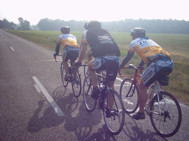 Op de weg richting Baarle-Hertog
De groep Nissorappers rijdt hier reeds op Nederlands rijksgebied.
