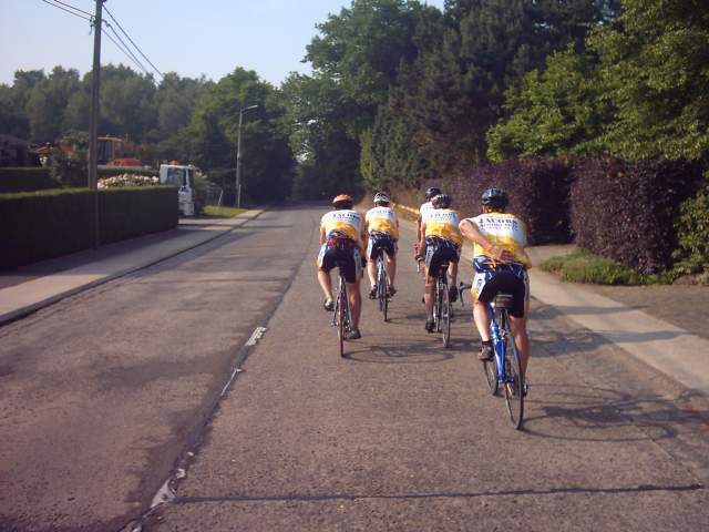 De groep nadert op Johan
Even verder is de groep al dichter op Johan, die de afdaling naar de Diestse steenweg begint, en de rol van Bert, als klaarover, even zal overnemen.
