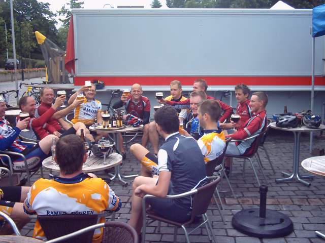 Toasten met Funbikers
Schol iedereen, en op de gereden en nog te rijden kilometers !
