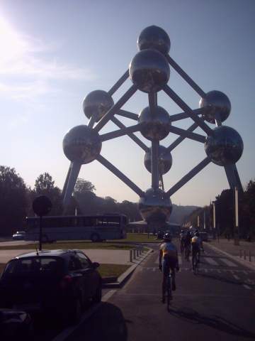 Het Atomium
Toch steeds een fotogeniek onderwerp, en het staat in een prachtige, groene omgeving. We reden wel even op een stukje autoweg om er te geraken. Maar ja, we volgden de verkeersborden, en die bleken niet specifiek bedoeld voor fietsers.


