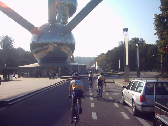 Rond de bollen
Onderaan op de vernieuwde esplanade zouden we even halt houden
