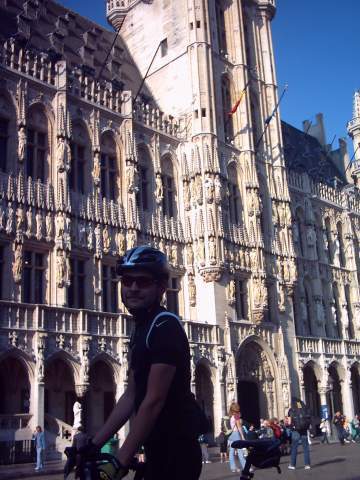 Seppe op de Grote Markt
"Ik ben nog nooit in Brussel geweest", was de uitspraak van Seppe. Het kon het niet beter treffen dan een bezoek te brengen op deze autoloze dag. Nergens drukte, redelijk zuivere lucht en overal opgewekte mensen. Brussel was toen zeker een bruisende stad

