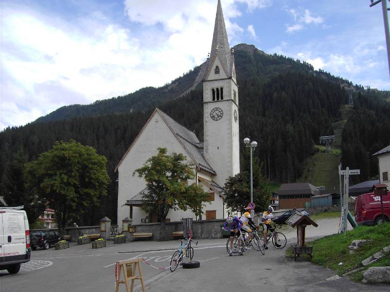 10 na 4 vertrekken voor het Sella-rondje
Na een lange rit naar Arabba, vertrekken we in de late namiddag nog snel voor het Sella-rondje. Dik 50km waarvan de helft klimmen over de Pordoi, Sella, Gardena en Campolongo.
