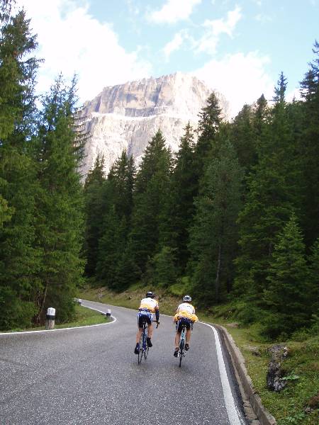 Pit en Jef op de Sellaflanken
Tijdens de beklimming van de Passo Sella, heb je schitterende zichten op de Sella Gruppo, het dolomietenmassief waarrond het Sella-rondje voert.
