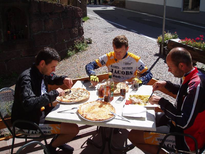 Bijtanken is belangrijk.
Ortisei was het plaatsje waar we stopten voor onze lunch en dat lag al een heel pak lager dus waren de temperaturen al ruim voldoende om te genieten van onze bevoorrading op een zonnig terras.
